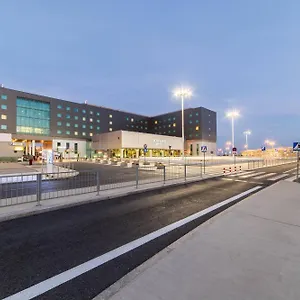 Courtyard By Marriott Airport מלון